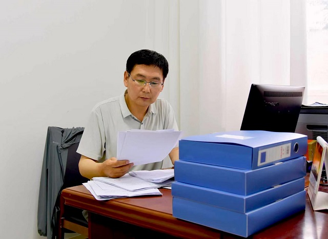 铸牢对党忠诚 争做阳高先锋|一本账、一支笔、一颗心——记全市优秀共产党员、网投十大信誉排名十大信誉赌APP工会主席曹化明
